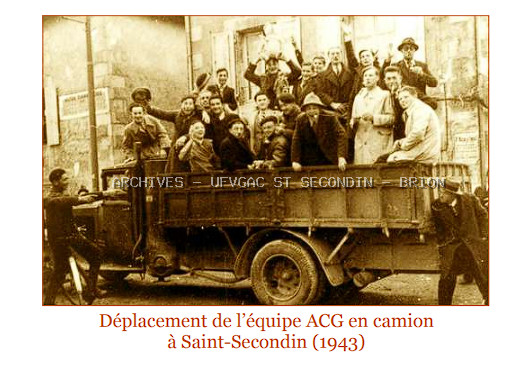 Equipe ACG St Secondin 1943 devant le Café Tabac CLEMENT puis  Chez Jeaninne place de la mairie