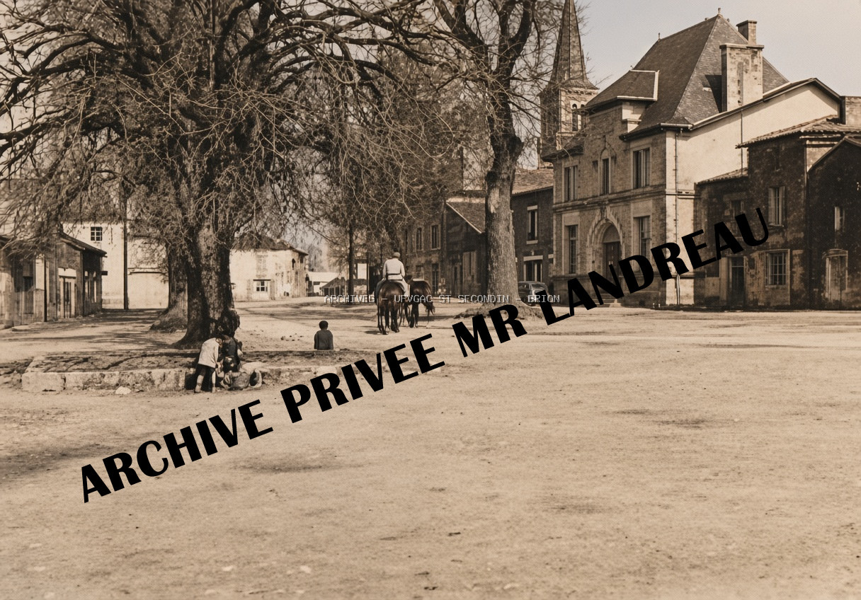 Photographie ARCHIVE PRIVEE Mr LANDREAU Place de la Mairie Soldats Cavaliers allemands