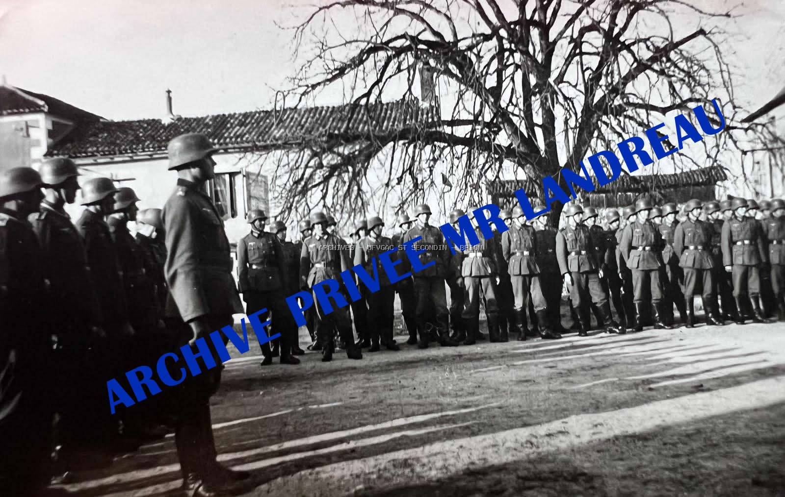 Photographie ARCHIVE PRIVEE de Mr LANDREAU ALLEMANDS Place de la Mairie