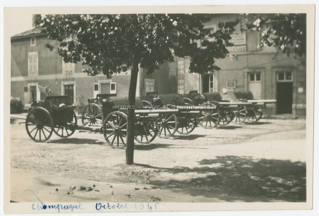 Pièces d’artillerie alignées sur la place de Champagné Saint Hilaire en octobre 1941, Archives Département de la Vienne 1024x693