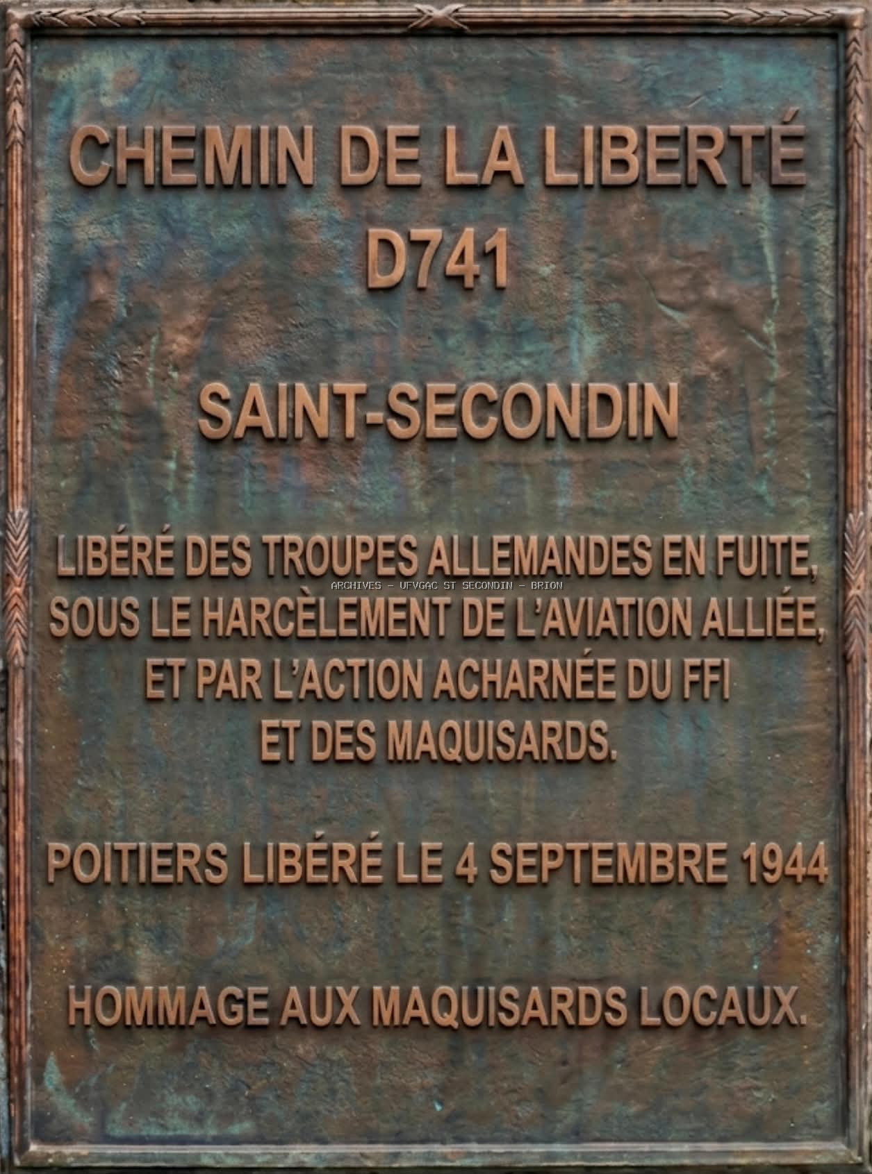 Plaque Stèle privée Chemin de la Liberté D741 SAINT SECONDIN Libéré des troupes allemandes en fuite sous le harcèlement de l'aviation alliée, et par l'action acharnée des FFI et des maquisards locaux LIBÉRATION